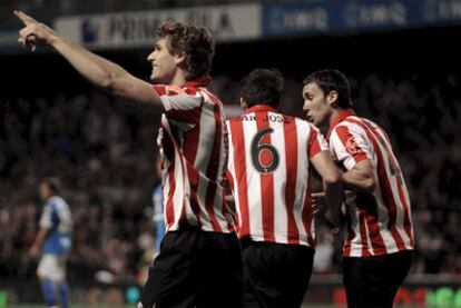 Fernando Llorente celebra junto a sus compañeros su gol ante el Almería.