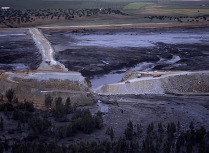 El 25 de abril de 1998 se rompía la balsa de residuos tóxicos de la mina de Aznalcóllar (Sevilla), provocando uno de los accidentes medioambientales más graves de España, que llegó hasta las puertas del Parque Natural de Doñana (Huelva). Se recogieron 6 millones de metros cúbicos de lodos tóxicos, con los que se habrían podido llenar 4.634 campos de fútbol.