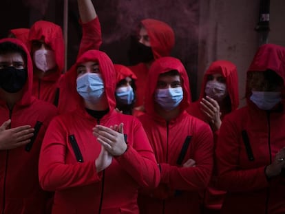 Activistes disfressats durant una protesta contra un desnonament.