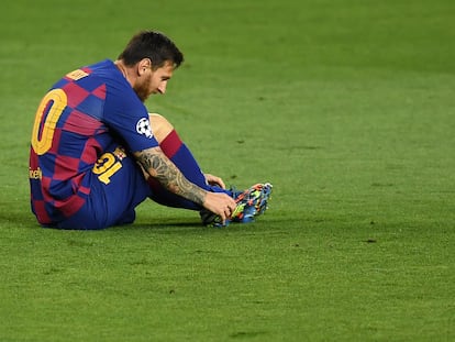 El jugador argentino del Barça. Lionel Messi, se ajusta la bota en el partido de la Champions frente al SSC Napoli en agosto.