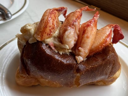 'Lobster roll' de bogavante y cangrejo real en el Bar Manero de Madrid. J. C. CAPEL