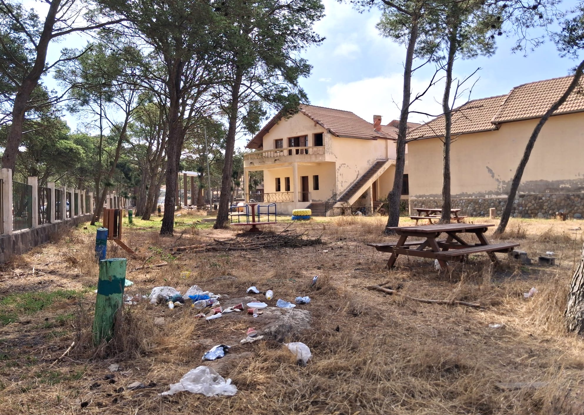 Restos de basura de pícnics en el monte Gurugú (provincia de Nador, Marruecos) este sábado.