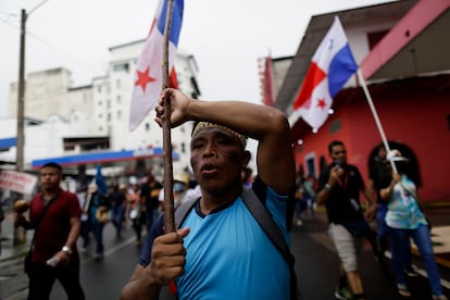 Indígenas de la Comarca Ngöbe Buglé y docentes se manifiestan en Ciudad de Panamá, en julio de este año, por los costos de medicamento y comida.