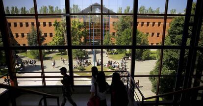 Alumnos dentro del campus de la Universidad Rey Juan Carlos en Madrid.