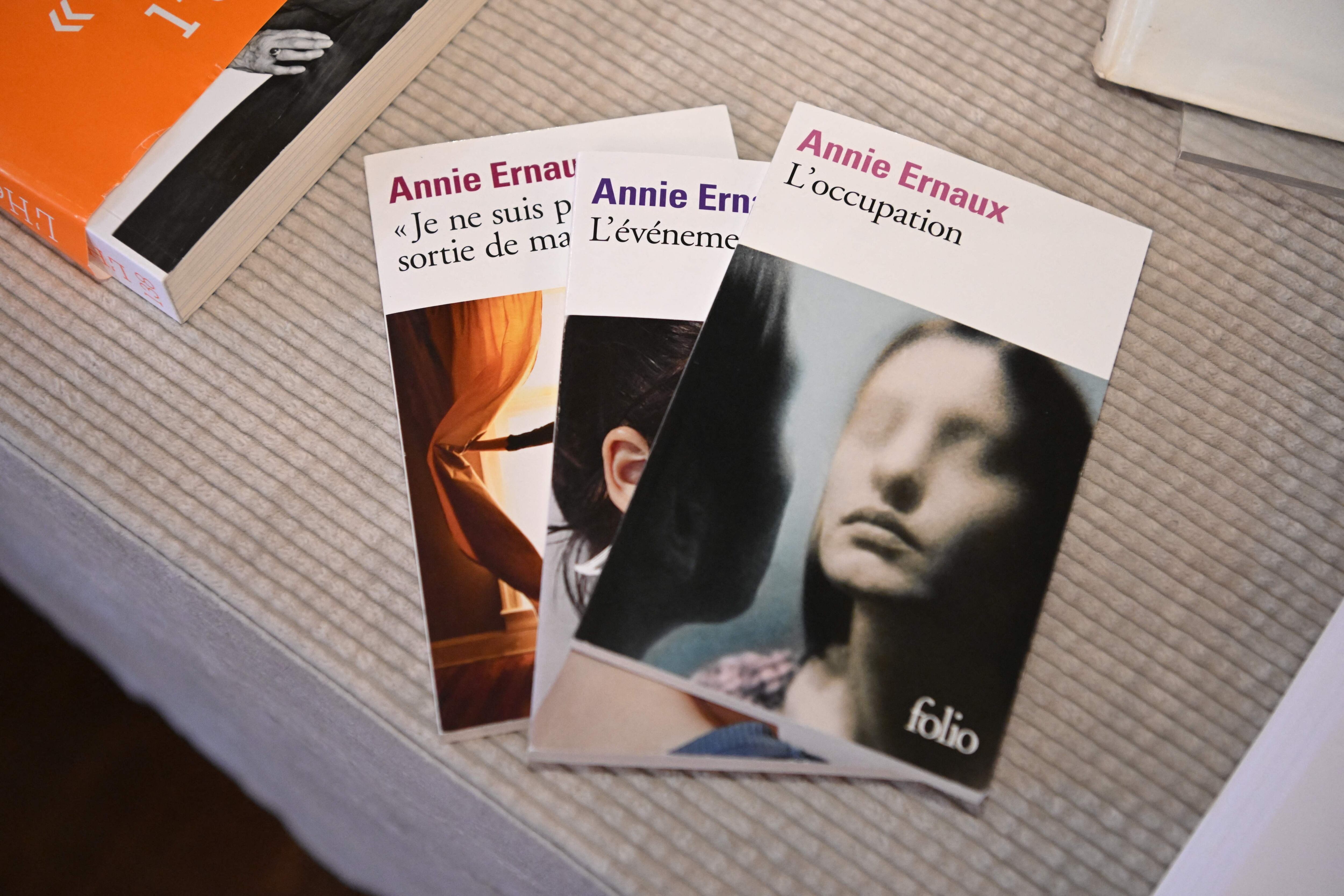 Libros de Annie Ernaux este jueves en la Academia Sueca, después del anuncio del premio.