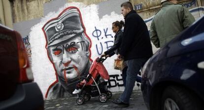 Mural de Ratko Mladic pintarrajeado en Belgrado
