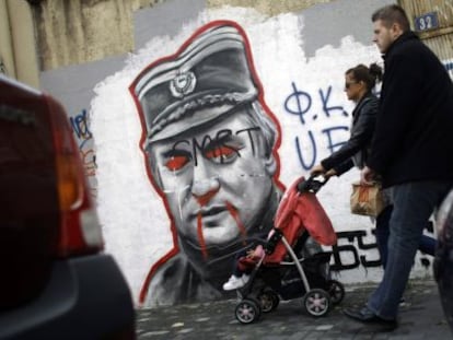 Mural de Ratko Mladic pintarrajeado en Belgrado