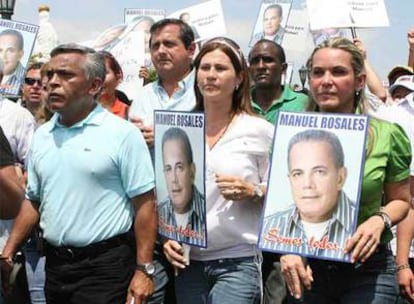 La esposa de Manuel Rosales, Evelyn Trejo (derecha), encabeza en Maracaibo (Venezuela) una marcha en apoyo a su marido.