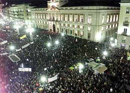 Los manifestantes se concentran en la Puerta del Sol de Madrid.