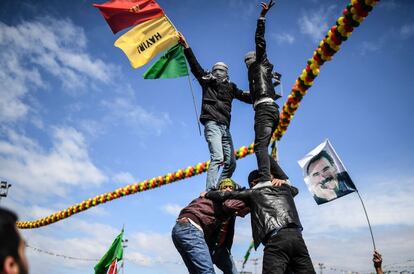 Varios jóvenes construyen una pirámide humana mientras los kurdos celebran el "Newroz", el año nuevo kurdo, el 21 de marzo de 2017 en Diyarbakir (Turquía).