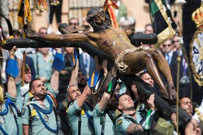 Los legionarios de la X Bandera del Tercio ‘Alejandro Farnesio’ IV de La Legión, trasladan el Santísimo Cristo de la Buena Muerte y Ánimas