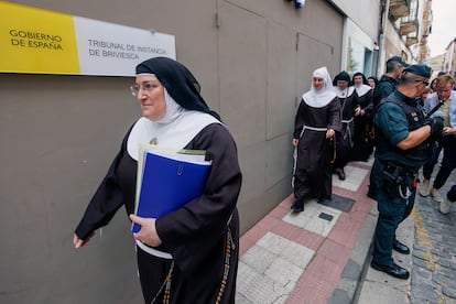 Laura García de Viedma exabadesa del convento de las Clarisas de Belorado sale del juzgado de Briviesca.