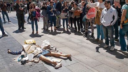 En 'Fashion victims', Yolanda Domínguez sepultó a actrices que simulaban ser blogueras de moda para denunciar las tragedias ocasionadas por el sector textil.