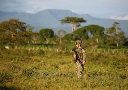 Militar colombiano em uma antiga zona de ocupação das FARC.