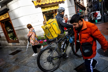 Un repartidor de Glovo en el centro de Madrid, este lunes.