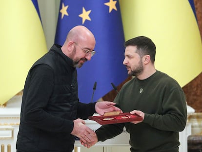 El presidente del Consejo Europeo, Charles Michel, y el presidente ucranio, Volodímir Zelenski, el 19 de enero de 2023 en Kiev.