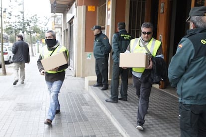 La Guardia Civil registra el domicilio del exdirector del Servicio Catalán de la Salut (CatSalut), Carles Manté, en Mataró.