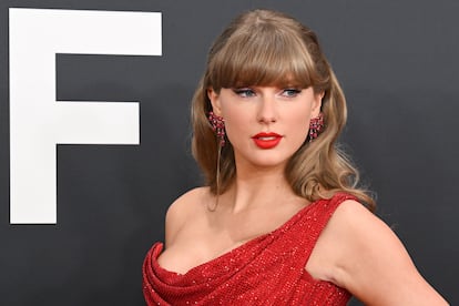 Taylor Swift a su llegada a la alfombra roja de los Grammy.