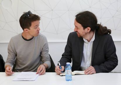 &Iacute;&ntilde;igo Errej&oacute;n y Pablo Iglesias, en una reuni&oacute;n del partido.