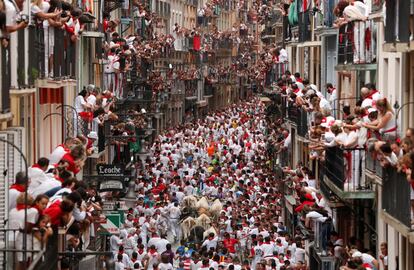 Vista de una calle de Pamplona a rebosar, durante el encierro de la mañana de este domingo, en Pamplona.