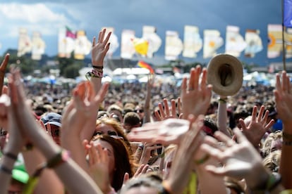 Miles de fans esperan la actuación de la banda 'Metallica', 27 de junio de 2014.