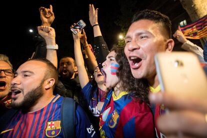 Seguidores del FC Barcelona celebran el título de Liga en la Fuente de Canaletas, en Barcelona, después de que su equipo venciera esta noche al Deportivo de La Curuña en el estadio de Riazor. 