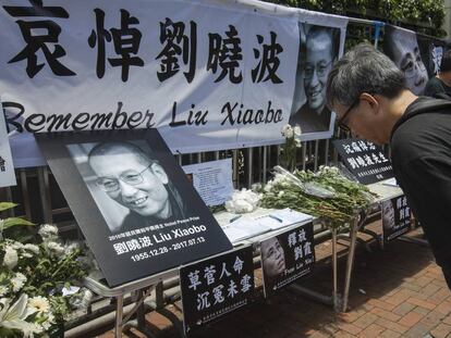 Un hombre presenta sus respetos ante un altar levantado en memoria de Liu Xiaobo.