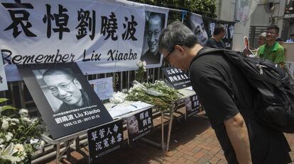 Un hombre presenta sus respetos ante un altar levantado en memoria de Liu Xiaobo.