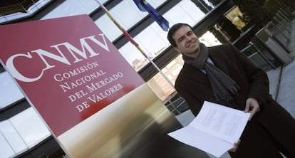 El candidato de UPYD, Andr&eacute;s Herzog, muestra la denuncia presentada este mi&eacute;rcoles ante la CNMV.