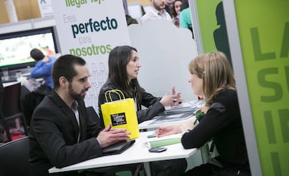 Jóvenes en un foro de empleo para universitarios en Barcelona.