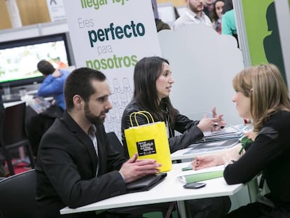 Jóvenes en un foro de empleo para universitarios en Barcelona.