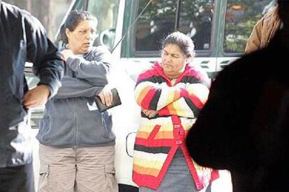 La abuela de la niña atropellada (derecha), junto a otros familiares.