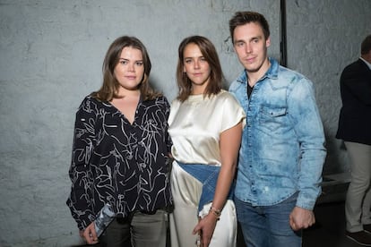 Los tres hijos de Estefanía de Mónaco, Camille, Pauline y Louis, en París, el pasado junio.