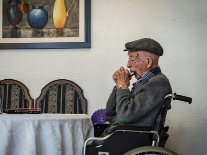 Ricardo Robles toma terapia en línea desde su hogar, en Ciudad de México, impartida por el Centro Mexicano de Alzheimer