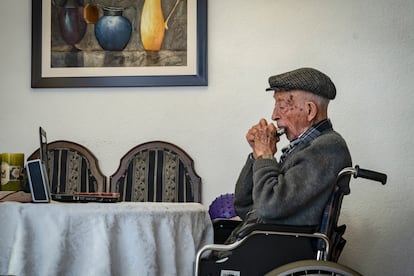 Ricardo Robles toma terapia en línea desde su hogar, en Ciudad de México, impartida por el Centro Mexicano de Alzheimer