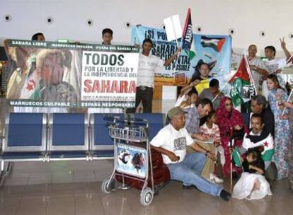 Haidar, rodeada de simpatizantes en el aeropuerto de Lanzarote.