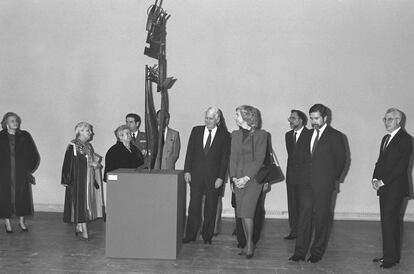 La reina Sofia, en la inauguración del IVAM, en febrero de 1989, junto al entonces ministro de Cultura, Jorge Semprún; el presidente de la Generalitat Valenciana, Joan Lerma y el director del Reina Sofia, Tomás Llorens.
