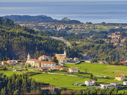 Vista panorámica de Somao desde Monteagudo, con un área recreativa próxima.