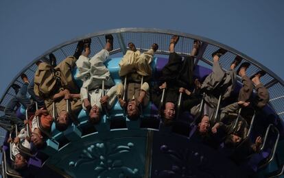 Varias personas disfrutan de una atracción en el parque de atracciones City Park en Kabul (Afganistán), el 6 de septiembre de 2017.