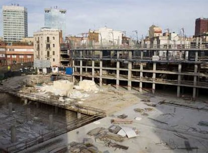 Obras paradas de una promoción de vivienda en el solar de Hamsa, en Hostafrancs.