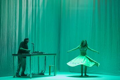 La cantaora Rocío Márquez y el productor Bronquio durante un concierto en el teatro Soho CaixaBank de Málaga, en julio de 2022.