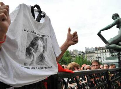 Manifestación ante la alcaldía de París el pasado día 4 para celebrar la liberación de Ingrid Betancourt.