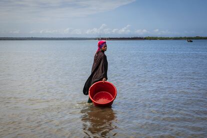 Una mujer de Tanga espera a la llegada de los barcos pesqueros para descargar la mercancía y trasladarla a la lonja en Tanzania el pasado septiembre, donde más tarde será vendido a compradores locales. El sector pesquero es uno de los más importantes en esta región.