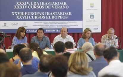 Mendia, Arraiz, Ortuzar, Quiroga y Uriarte, durante el debate sobre autogobierno en los Cursos de Verano de la UPV, enSan Sebastián