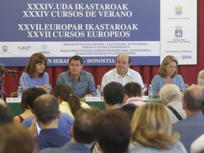 Mendia, Arraiz, Ortuzar, Quiroga y Uriarte, durante el debate sobre autogobierno en los Cursos de Verano de la UPV, enSan Sebastián