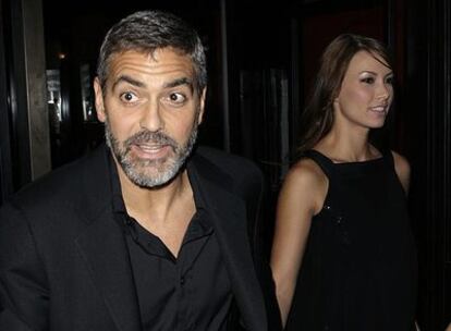 George Clooney y su novia Sarah Larson.