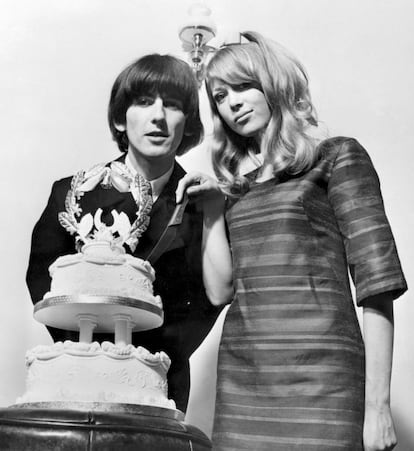 George Harrison se casó en secreto con la modelo Patti Boyd el 21 de enero de 1966. La pareja se dijo el sí quiero en el registro civil de Epsom, y no hubo estridencias ni nada parecido a lo convencional en el look escogido por la novia, que se compró un vestido de tonos rosas y rojos de Mary Quant que combinó con zapatos rojos y un abrigo de piel.