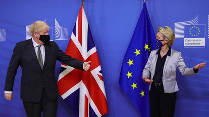 La presidenta de la Comisión Europea, Ursula von der Leyen, recibe en Bruselas a finales de 2020 al primer ministro, Boris Johnson.