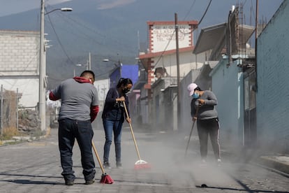 La última erupción violenta del volcán se registró en diciembre de 2000, lo que motivó la evacuación de miles de personas en las áreas cercanas al volcán. En la imagen, vecinos de la comunidad de San Pedro Benito Juárez barren la ceniza de las calles. 