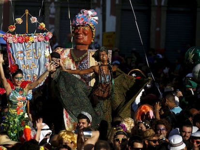 Foli&otilde;es no bloco &quot;C&eacute;u na Terra&quot;, no Rio de Janeiro